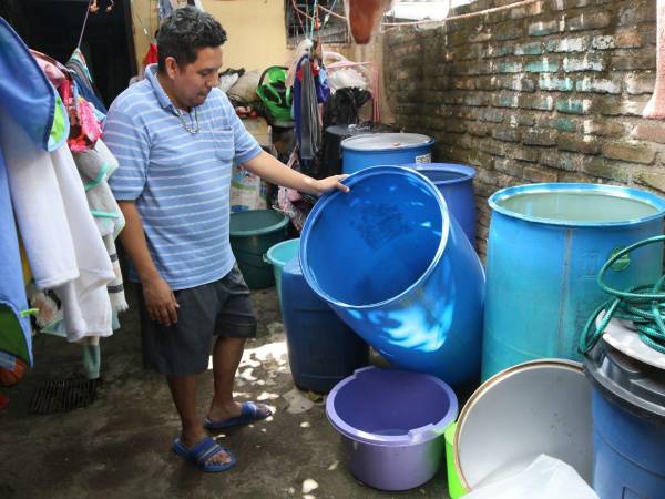 La crisis hídrica golpea las zonas altas. “Solo llega durante media hora”, relata Josué, quien debe hacer rendir el agua por 12 días.