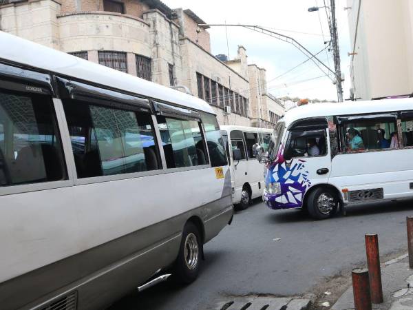 La falta de educación vial es otro de los problemas, por lo que se necesita conciencia para que los conductores no provoquen tráfico vial.