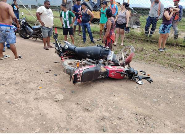 Los dos motociclistas impactaron de manera frontal lo que dejó uno de los conductores fallecidos y el otro herido, por lo que fue trasladado a un centro asistencial.