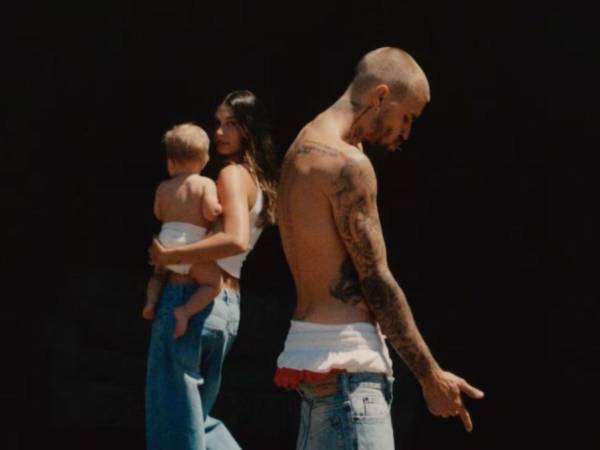 En un reciente livestream con amigos, Justin Bieber revivió una de las jornadas más intensas de su vida: el nacimiento de su primer hijo junto a Hailey. El cantante describió aquel momento como un torbellino emocional que lo llevó a perder la compostura dentro de la sala de partos.