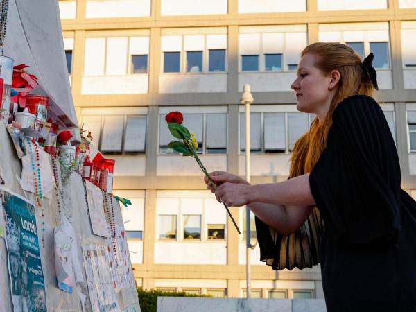 Los fieles siguen llegando hasta el hospital donde se encuentra el santo pontífice para orar por su salud.