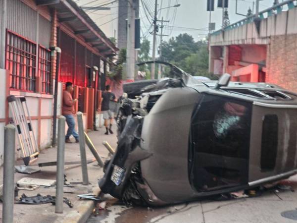El vehículo quedó con las llantas de lado, obstruyendo la pasada en el lugar.