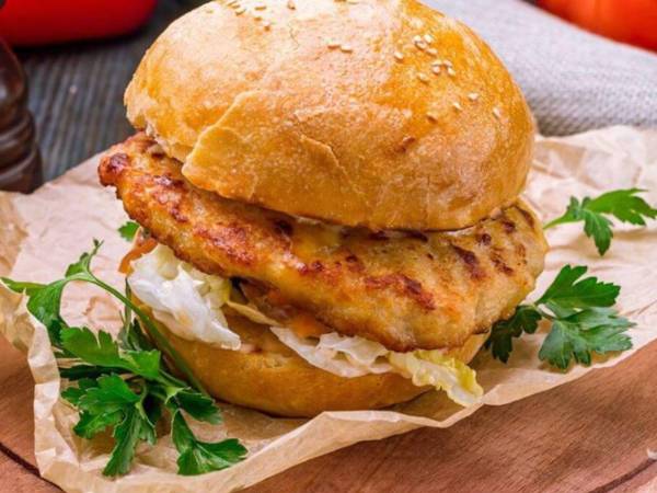 La hamburguesa de pollo a la parrilla es una excelente fuente de proteínas magras, esenciales para la reparación muscular y el desarrollo corporal.