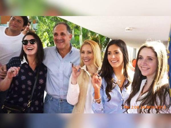 La familia Asfura Zablah tras ejercer su derecho al voto en las elecciones de 2013.