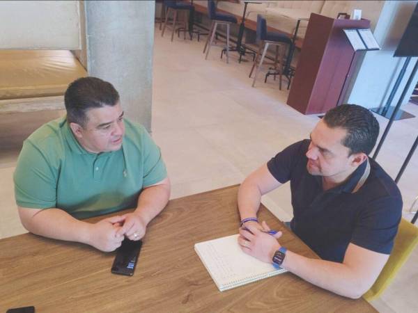 El presidente del Congreso Nacional, Tomás Zambrano durante el encuentro con Juan Flores.