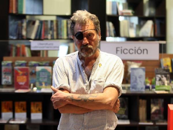 Novelista, guionista y director de cine, el artista ha colaborado con Pedro Almodóvar y Carlos Saura, entre otros cineastas.