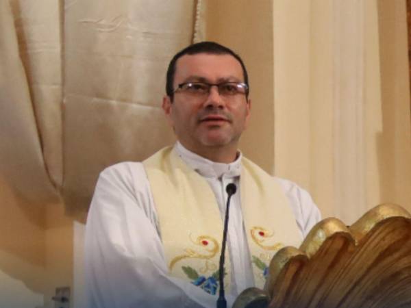 El padre Carlo Magno brindó la homilía de este domingo.