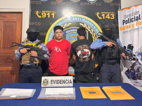 Durante la acción policial, a los sospechosos se les decomisaron varias dosis de supuesta cocaína.