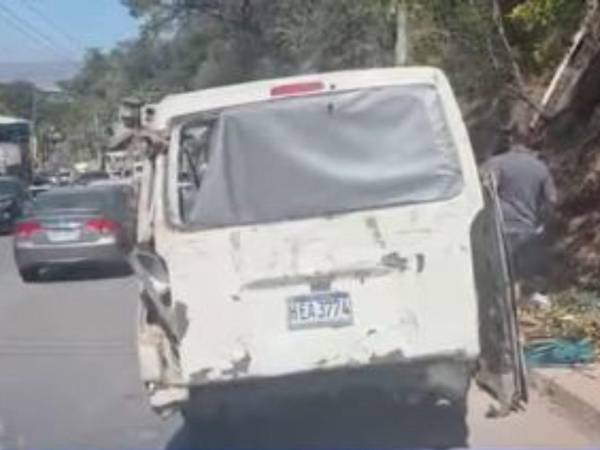 De acuerdo con reportes preliminares, el conductor de la unidad manejaba en aparente estado de ebriedad, lo que habría provocado el percance.