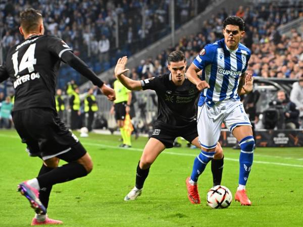 Luis Palma estuvo todo el partido con el Lech Poznań contra el Leverkusen.