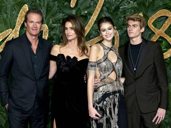 La carta lleva también la firma de su esposo, Rande Gerber, y de su hija, Kaia Gerber.