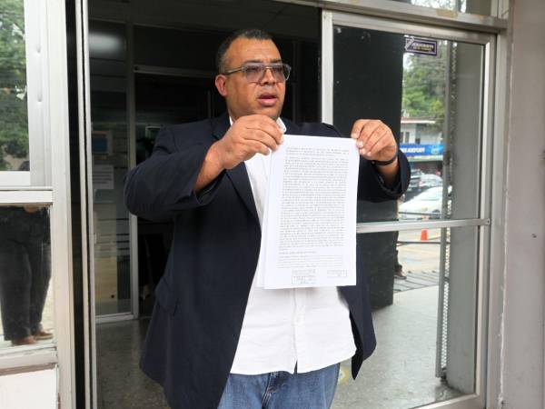 El exjuex de letras de Comayagua, Juan Zelaya, se presentó hoy al Ministerio Público (MP), a presentar la denuncia.