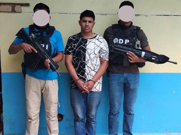 El detenido Jonatan Emanuel Moncada, al ser capturado en el municipio de Talanga, Francisco Morazán.