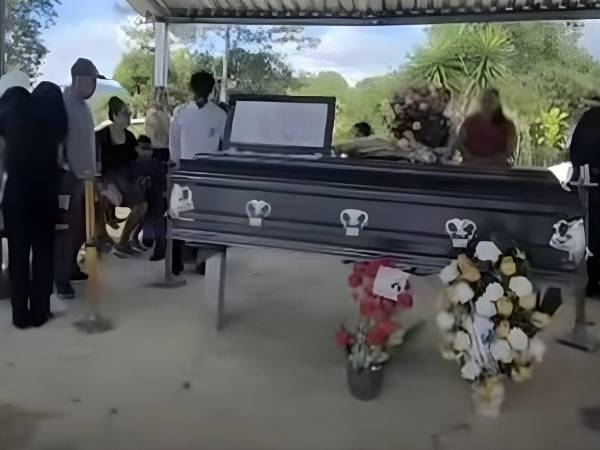 Captura de pantalla de video difundido en redes sociales del momento en que era sepultado el jovencito.