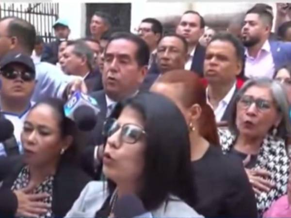 Diputados de oposición entonaron el Himno Nacional frente al Congreso Nacional antes de iniciar la sesión.