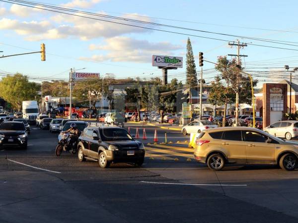 Agentes policiales intensifican su presencia en la salida al sur de Tegucigalpa como parte de nuevas medidas para ordenar el tránsito y reducir el congestionamiento vehicular. ¿En qué consiste Operación Pulso?