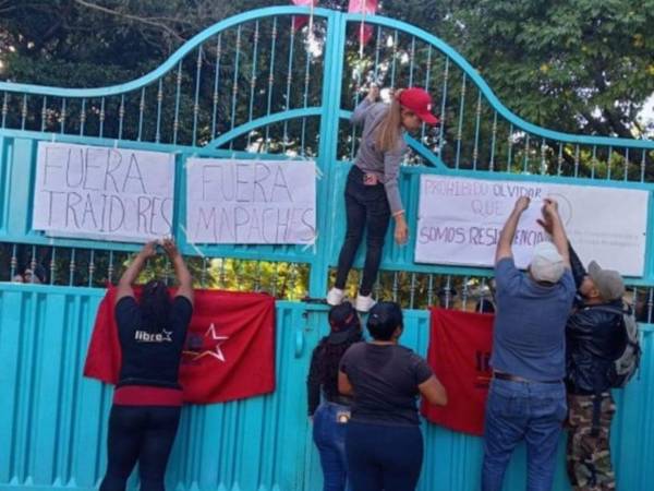 En el portón principal hay carteles pegados con mensajes de fuera traidores.