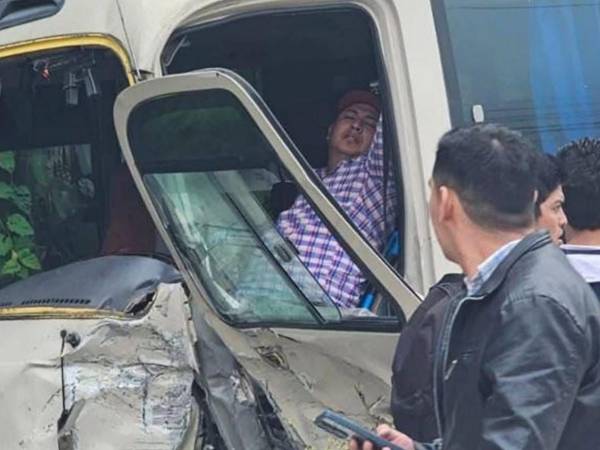 Una lamentable escena del accidente en el sector de Jagua, San Juan, Intibucá, donde un bus de la ruta La Esperanza - Santa Rosa colisionó contra un pick-up dejando varias personas heridas y al conductor atrapado entre hierros.