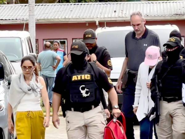 Los sospechosos al momento de ser detenidos por elementos de la Agencia Técnica de Investigación Criminal (ATIC).