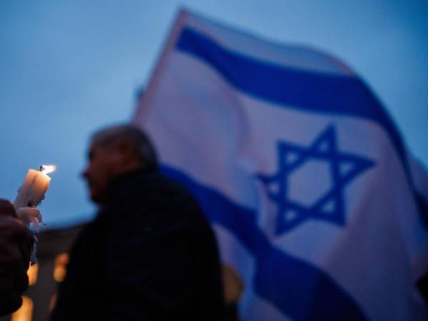 Cientos de miles de personas se reunieron esta noche en el parque Yarkon, el recinto al aire libre más grande de Tel Aviv, para un evento conmemorativo nacional organizado por familiares de víctimas, rehenes y supervivientes del ataque del 7 de octubre de hace dos años de Hamás.