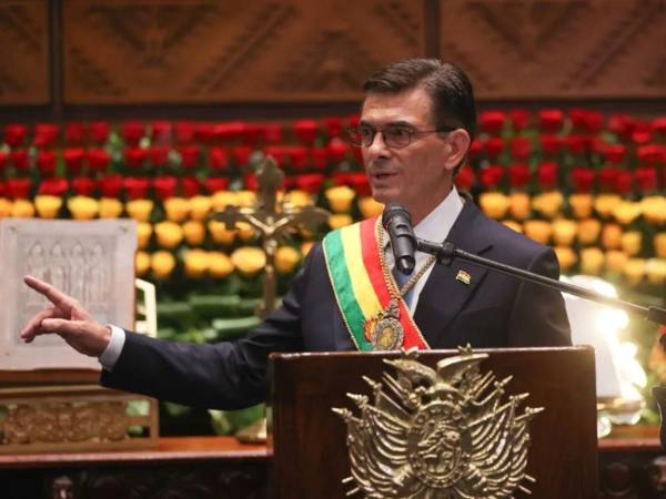 Rodrigo Paz Pereira jura como nuevo presidente de Bolivia tras vencer en segunda vuelta y pone fin a dos décadas de gobierno del MAS.