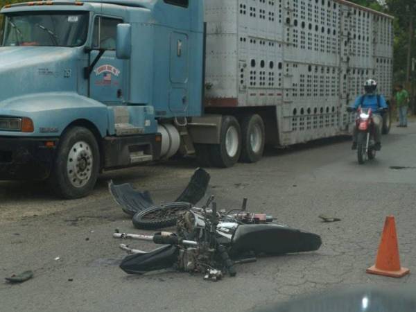 La unidad quedó completamente destruida tras el impacto con la rastra.