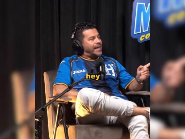 El comediante colombiano estaba usando una camisa de la Selección de Honduras en su podcast.