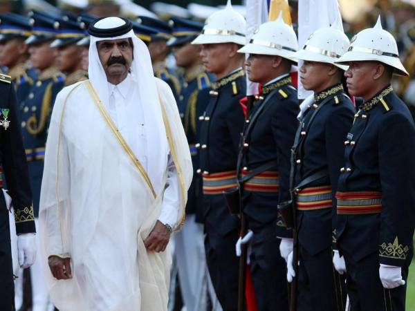 El emir fallecido accedió al poder derrocando a su padre, el Khalifa bin Hamad Al Thani, en un golpe incruento aprovechando un viaje oficial de este a Europa.