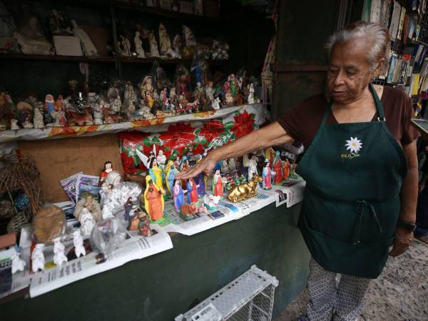 Entre piezas hondureñas, guatemaltecas y salvadoreñas, los comerciantes ya exhiben nacimientos para que las familias armen el pesebre y celebren el nacimiento del Niño Jesús.