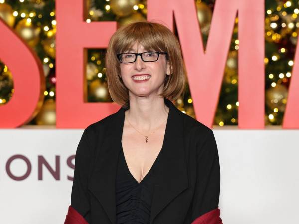 La autora continuará escribiendo bajo su seudónimo, mientras su obra sigue expandiéndose con adaptaciones cinematográficas protagonizadas por Sydney Sweeney y Amanda Seyfried.