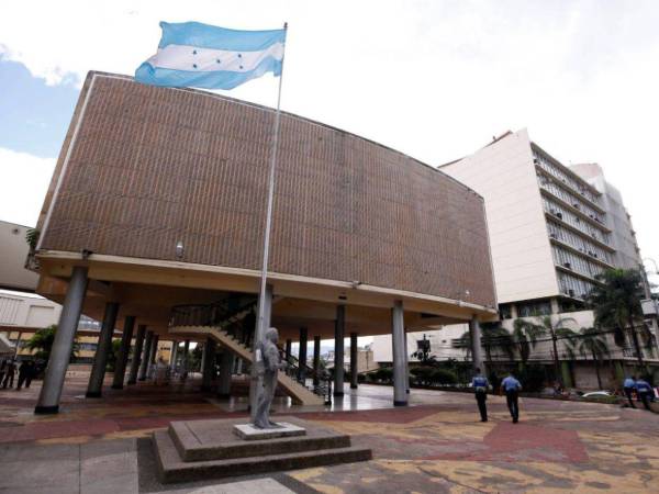 Bajo un fuerte resguardo policial amaneció este martes el Congreso Nacional.