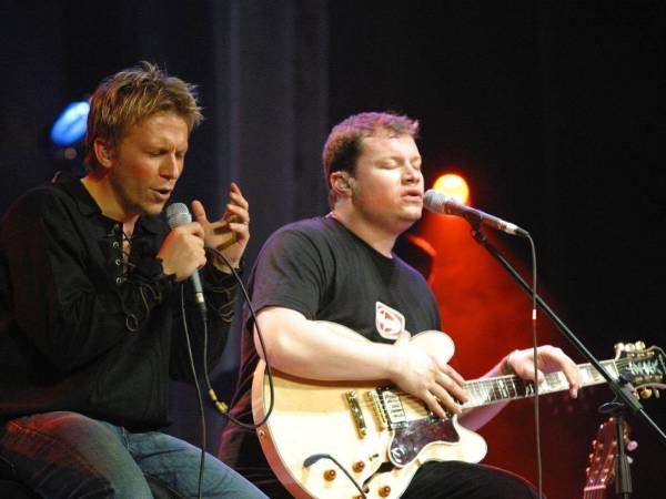 La historia de Sin Bandera comienza a inicios de los años 2000 cuando el compositor y productor mexicano Leonel García y el cantautor argentino-mexicano Noel Schajris coinciden en el medio musical casi por casualidad. En ese momento, ambos desarrollaban carreras individuales, pero la conexión creativa fue inmediata.