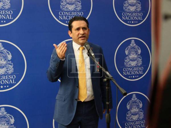 El magistrado suspendido brindó una conferencia de prensa tras su audiencia ante la comisión.