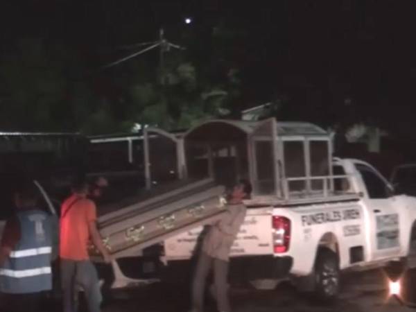 El cadáver de la víctima fue retirado ayer del Hospital del Sur por sus familiares.