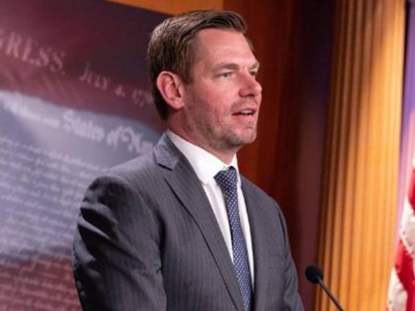 Swalwell habría destacado su capacidad para establecer contactos y ayudarla en sus metas políticas y con su empresa.