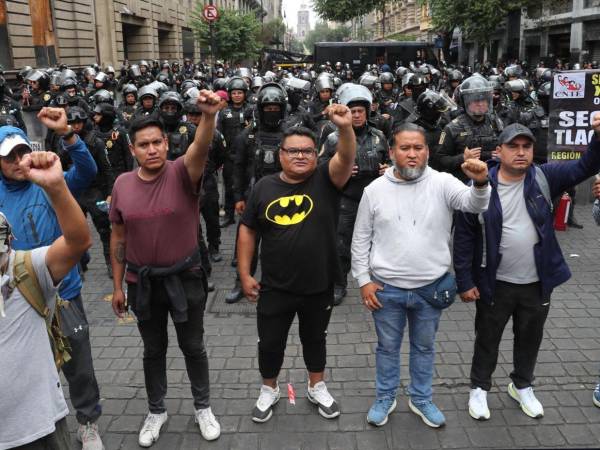 Policías antimotines bloquearon los accesos al primer cuadro de la capital mexicana.