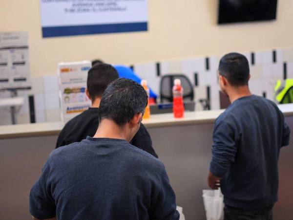 Los hondureños fueron llevados al Centro de Atención Migratoria para Migrantes Extranjeros de Guatemala para iniciar las diligencias para su traslado hacia su país de origen.