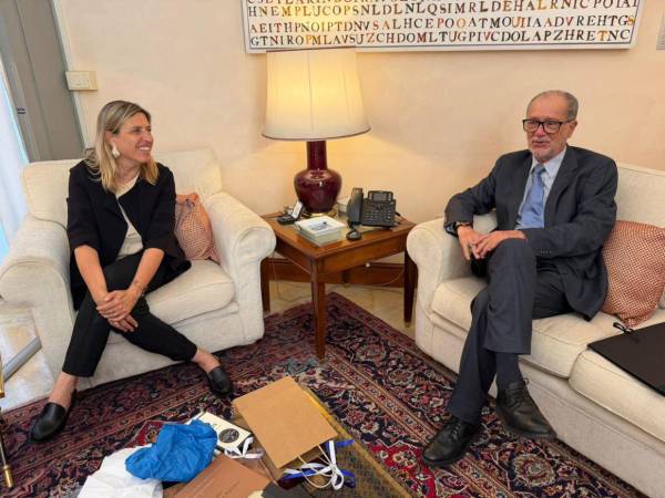 El embajador Mariano Jiménez Talavera presentó sus copias de estilo ante la ministra plenipotenciaria Irene Castagnoli, subdirectora de la Oficina de Protocolo del Ministerio de Asuntos Exteriores de Italia.
