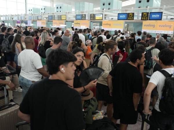 Aunque la mayoría de operaciones continúa normal, pasajeros enfrentaron largas colas y espera prolongada.