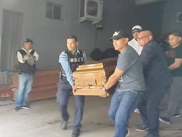 Momento en que el cuerpo del agente era retirad de la morgue capitalina por familiares y compañeros.