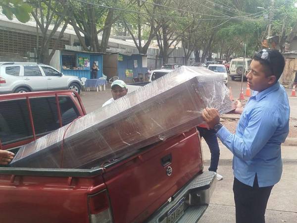 Los cuerpos de Héctor Méndez y su hijo Brandon Méndez, fueron retirados de la morgue del Ministerio Público (MP), la tarde de este martes 17 de marzo.