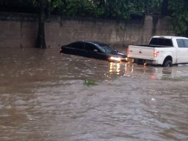Una vaguada en la superficie, que ha generado nubosidad, lluvias y chubascos moderados con tormentas eléctricas, ha dejado fuertes inundaciones en la zona norte de Honduras, principalmente en sectores aledaños al río Ulúa. La ciudad de San Pedro Sula, en el departamento de Cortés, se vio afectada la tarde de este sábado, en plena celebración de su feria.