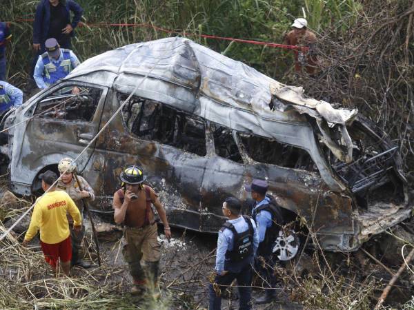 Un fatal accidente de microbús registrado el domingo -7 de septiembre- entre la comunidad de Cofradía y San Pedro Sula, dejó como saldo al menos dos personas muertas y seis heridos. ¿El conductor iba a exceso de velocidad? Esto se sabe.