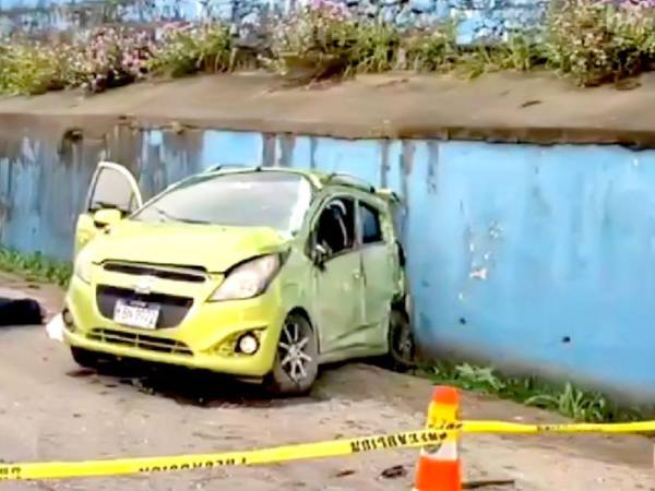 En este carro se conducían los tres hombres que perdieron la vida al chocar contra un muro en la carretera de Puerto Cortés.
