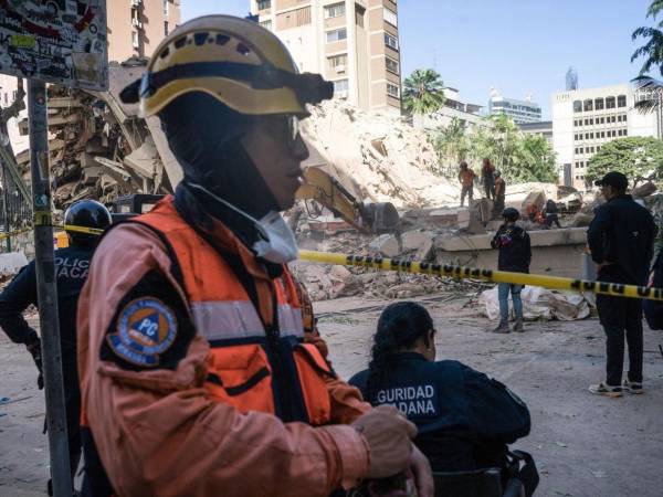 Entre montañas de escombros, altas temperaturas y el riesgo constante de nuevos derrumbes, cientos de rescatistas venezolanos e internacionales trabajan sin descanso para localizar sobrevivientes tras el devastador terremoto. Cada operación exige precisión, coordinación y esperanza en una carrera contrarreloj para salvar vidas.