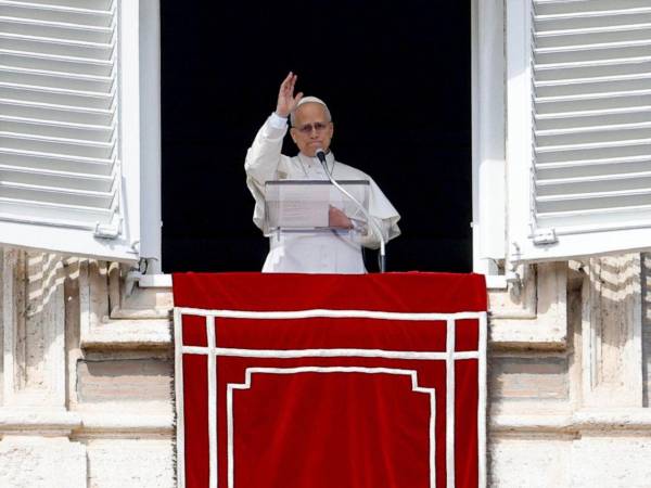 El papa León dio la misa de este domingo asomado a la plaza de San Pedro.