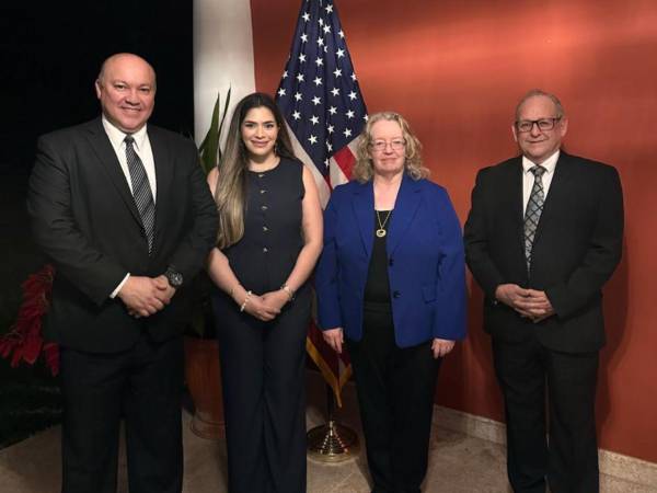 Los comisionados de Conatel Cesar Cáceres, Grace Sierra y Fernando Anduray, se reunieron con la encargada de negocios de la embajada de Estados Unidos en Tegucigalpa, Colleen Anne Hoey.
