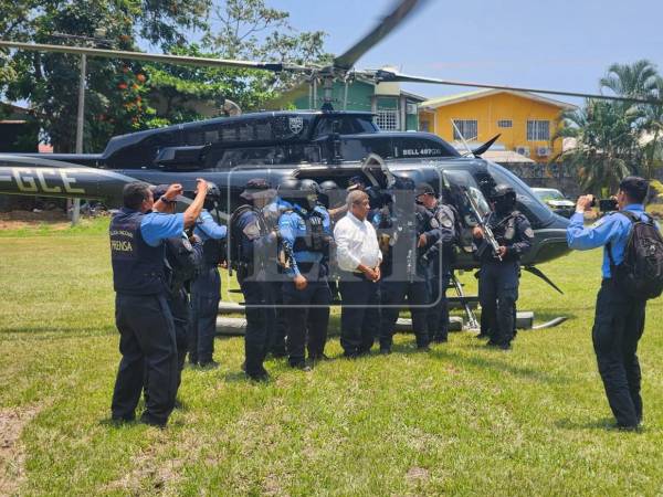 Bajo un fuerte resguardo policial, el exalcalde de Tocoa, Colón, Adán Fúnez, fue trasladado este martes desde ese municipio en helicóptero hacia la ciudad de La Ceiba, tras ser detenido por el delito de asesinato del ambientalista Juan López. Junto con el exedil fueron aprehendidos dos sospechoso más.