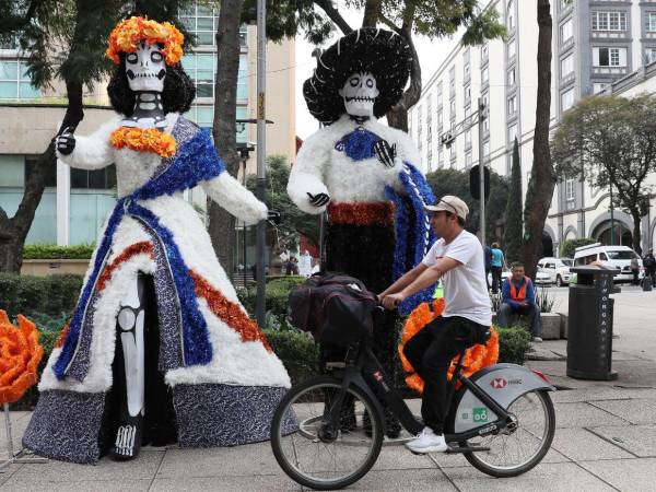Una impresionante muestra del arte popular mexicano se ha instalado en las calles de la Ciudad de México, desde el pasado viernes 17 de octubre, de cara a las festividades del Día de Muertos. A continuación algunas de las gigantescas obras que están causando furor.