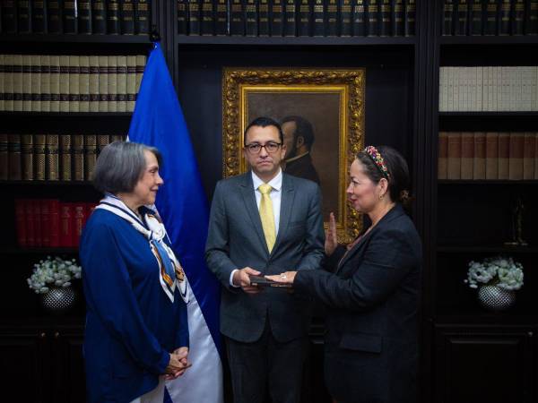 La secretaria de Relaciones Exteriores y Cooperación Internacional, Mireya Agüero, al momento de juramentar a Sandra Ponce Aguilera, como embajadora de Honduras ante la República Federal de Alemania.
